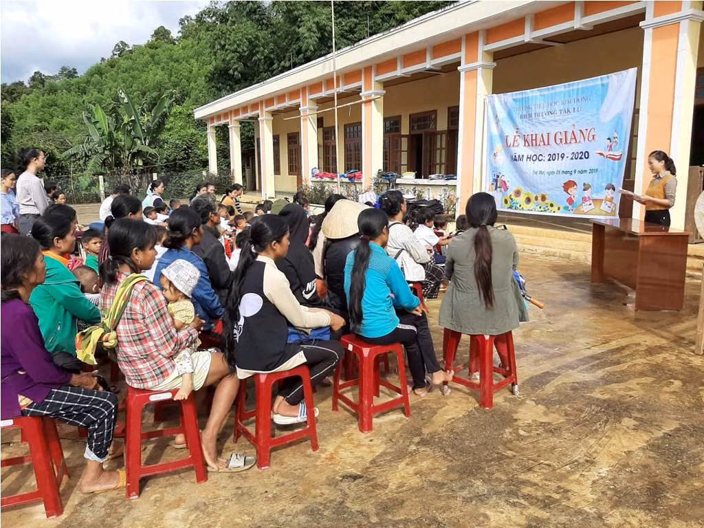 Bà con người Ca Dong cũng tranh thủ đến dự lễ khai giảng của con em mình.
