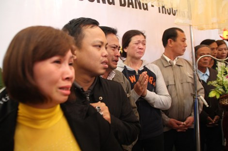Nhiều người dân không kìm nén được xúc động khi vào viếng ông Nguyễn Bá Thanh. Ảnh: phapluattp.