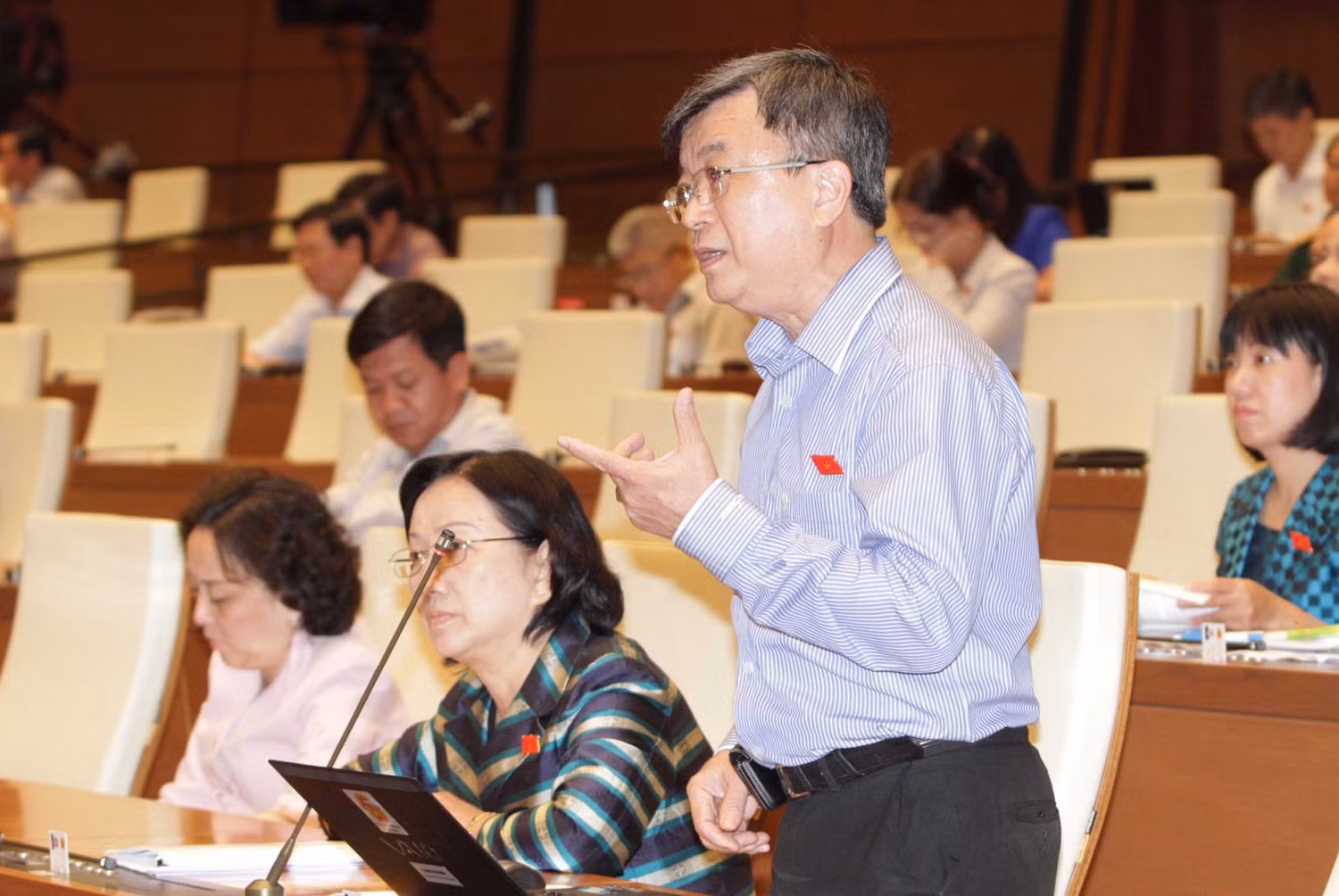 Đại biểu Trương Trọng Nghĩa chỉ rõ Trung Quốc âm mưu xây dựng đảo đá để khi nước lớn vẫn nổi để có 12 hải lý xung quanh. ảnh: TTBC