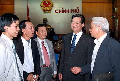 Thủ tướng trao đổi với các chuyên gia. Ảnh: Chinhphu.vn