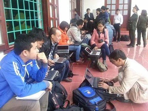 Phóng viên tác nghiệp tại một phiên tòa ở tỉnh Vĩnh Phúc. Phóng viên tác nghiệp tại một phiên tòa ở tỉnh Vĩnh Phúc.