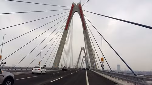 Ông Tô Văn Động bác bỏ thông tin bắn pháo hoa trên cầu Nhật Tân. Ảnh: Ngọc Quang. Ông Tô Văn Động bác bỏ thông tin bắn pháo hoa trên cầu Nhật Tân. Ảnh: Ngọc Quang.