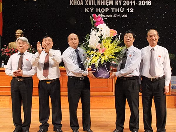 Ông Nguyễn Văn Linh (thứ ba từ trái sang) - tân Chủ tịch UBND tỉnh Bắc Giang. ảnh: bacgiang.gov.vn