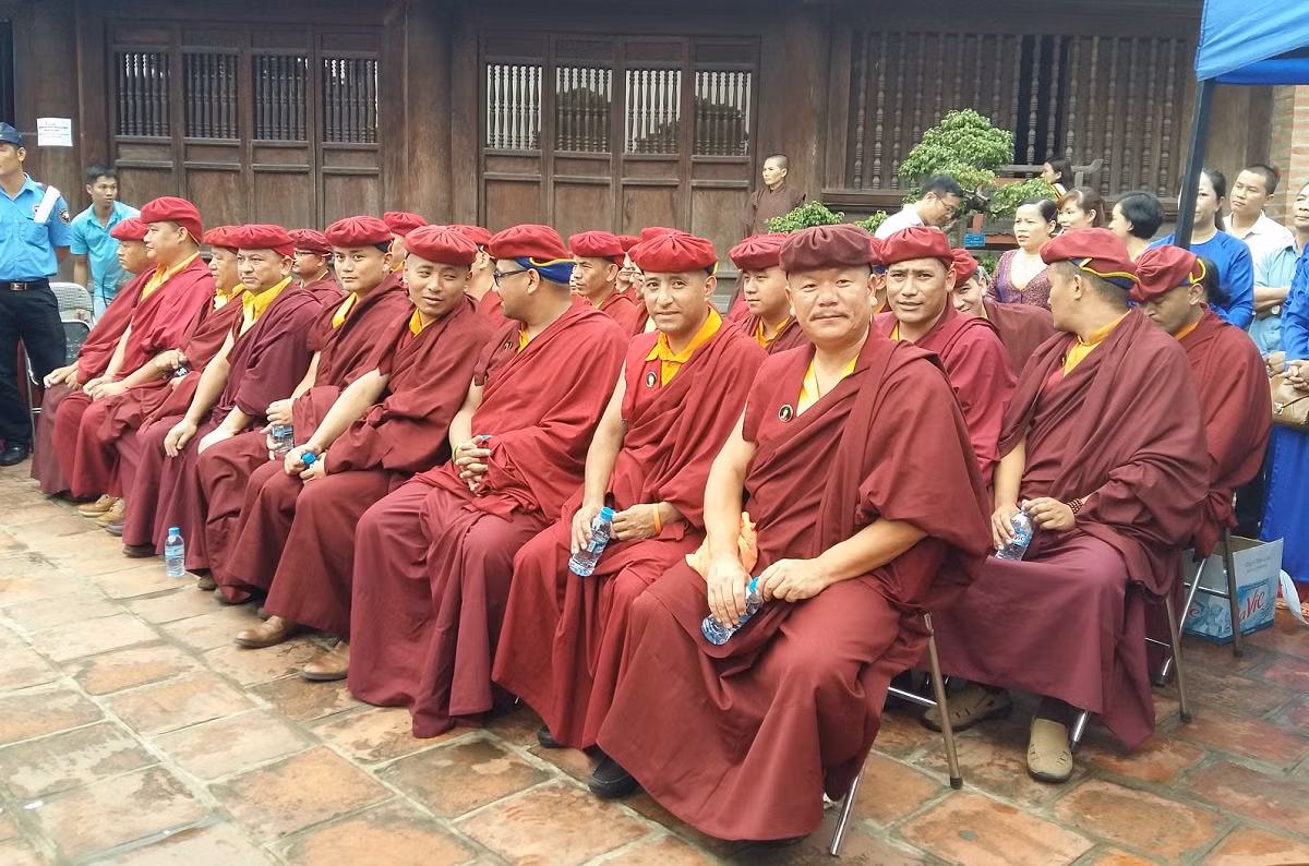 Các đệ tử của Pháp Vương tham dự buổi Tọa đàm "Thiên nhiên, con người: Một thế giới". ảnh: Ngọc Quang.