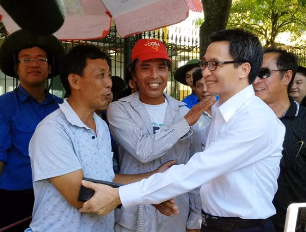 Phó Thủ tướng Vũ Đức Đam ân cần thăm hỏi các phụ huynh đưa con đi thi. ảnh: chinhphu.vn Phó Thủ tướng Vũ Đức Đam ân cần thăm hỏi các phụ huynh đưa con đi thi. ảnh: chinhphu.vn