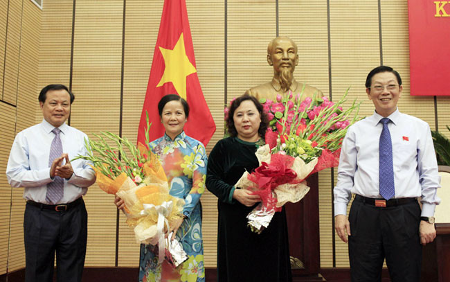 Bí thư Thành ủy Phạm Quang Nghị và Chủ tịch UBND TP Hà Nội Nguyễn Thế Thảo chúc mừng bà Ngô Thị Doãn Thanh và bà Nguyễn Thị Bích Ngọc (thứ 2 từ phải sang) nhận nhiệm vụ mới. Ảnh: Hà Nội Mới.