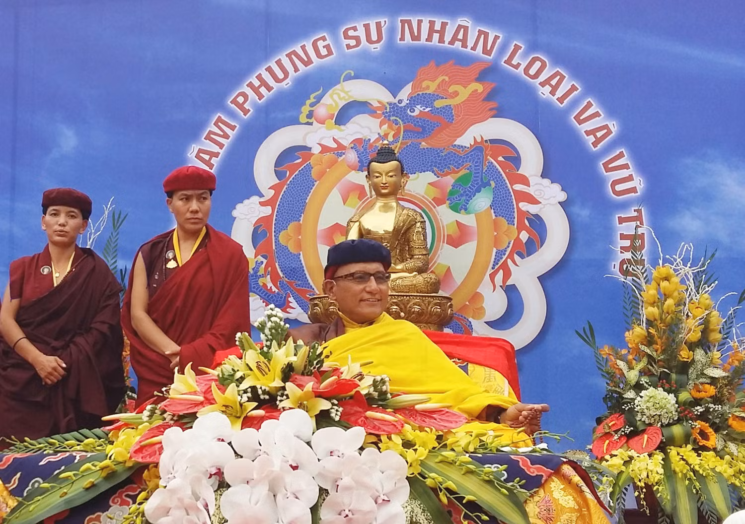 Đức Pháp Vương luôn nở nụ cười hiền hậu trước người dân Việt Nam. ảnh: Ngọc Quang.