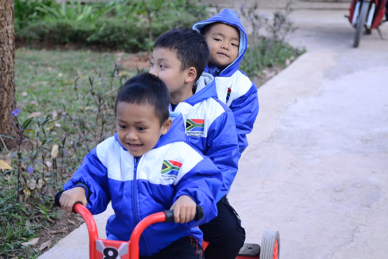 Học trò mầm non Sen Thượng vui với bạn.