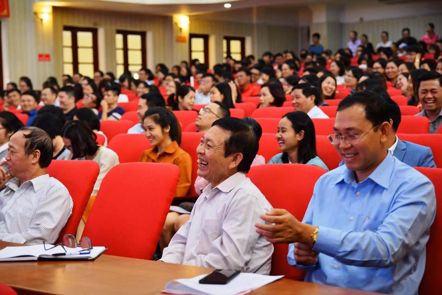 Các buổi thầy Báu giảng lớp luôn có một bầu không khí học tập hăng say và vui vẻ quên cả thời gian giải lao (Ảnh: CT).
