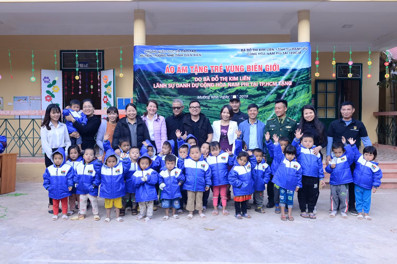 Học sinh mầm non Xi Ma, Chung Chải đứng trước phòng học mới.