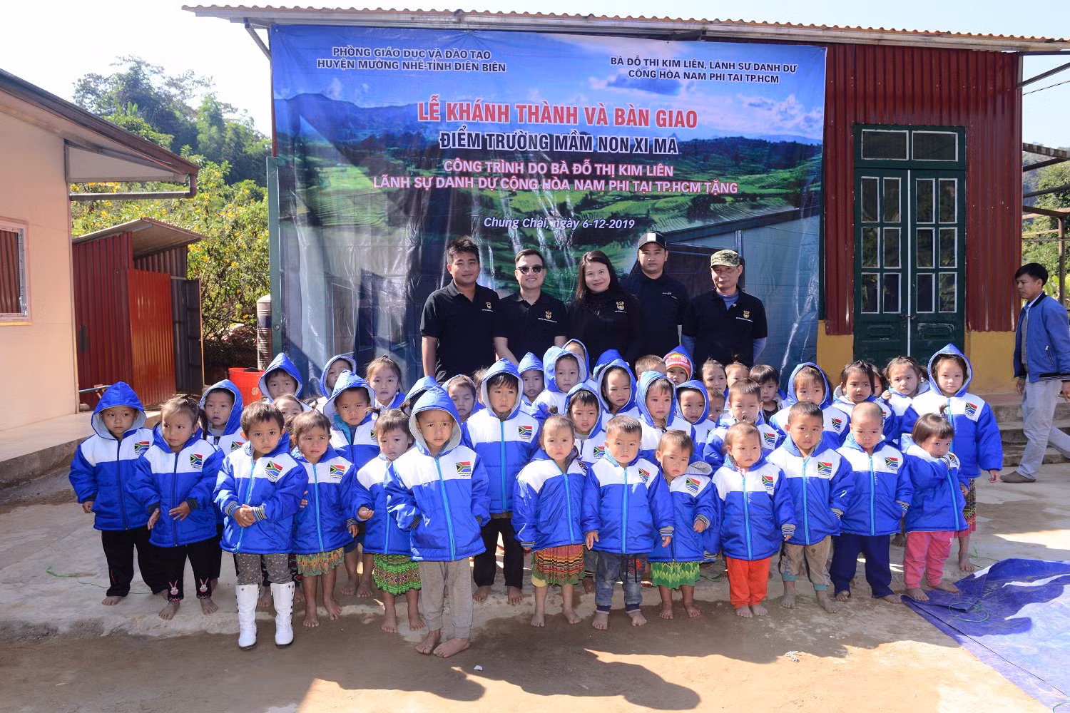Các em học sinh mầm non Xi Ma, Chung Chải và những tấm áo mùa đông mới.