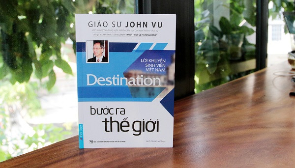 Cuốn sách Bước ra thế giới. Cuốn sách Bước ra thế giới.