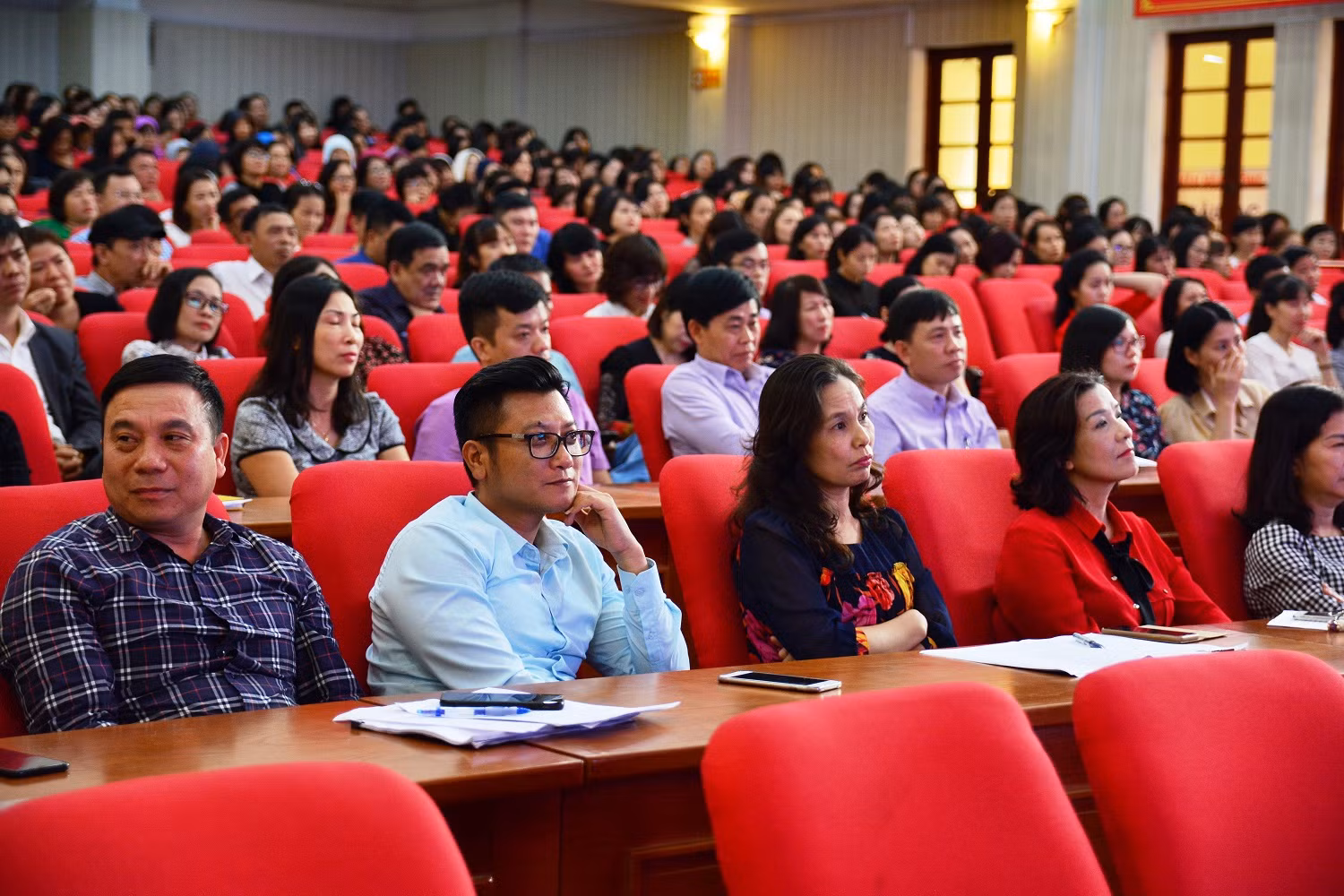 Lớp thầy Báu dạy hoàn toàn là các cán bộ của nhiều lĩnh vực nhưng vẫn luôn hấp dẫn học viên vì có sự tương tác từ hai phía người học và giảng viên (Ảnh: CT).