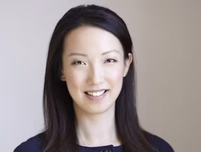 7. Clara Shih Tuổi: 29 Công ty: Hearsay Social Mới 29 tuổi, song Clara Shih đã xuất bản cuốn sách “The Era Facebook" và sáng lập mạng xã hội Hearsay Social. Đây là công ty chuyên phối hợp hoạt động của Facebook, Twitter và Likedln bằng cách kết nối hàng ngàn nhân viên và hàng trăm văn phòng địa phương của họ.