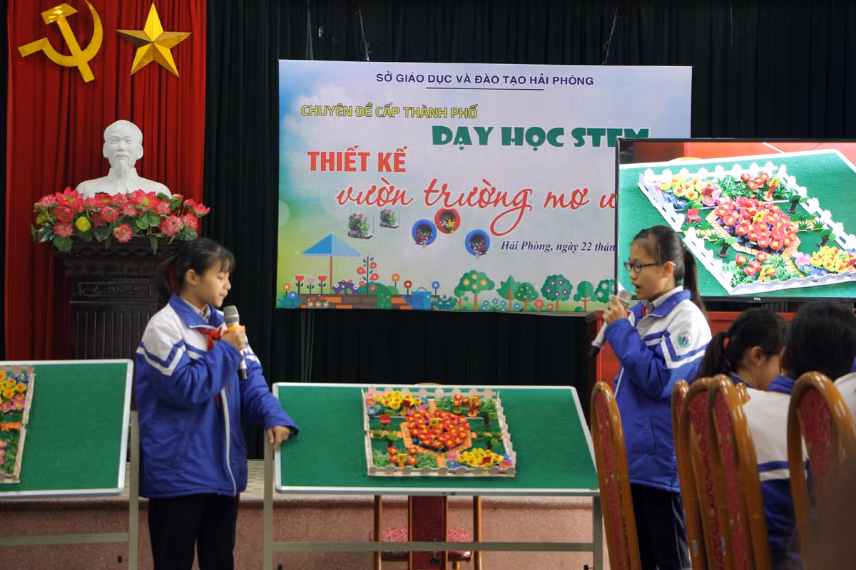 Sau thời gian thiết kế, học sinh trưng bày, giới thiệu sản phẩm vườn trường mơ ước tới các đại biểu (Ảnh: Lã Tiến)