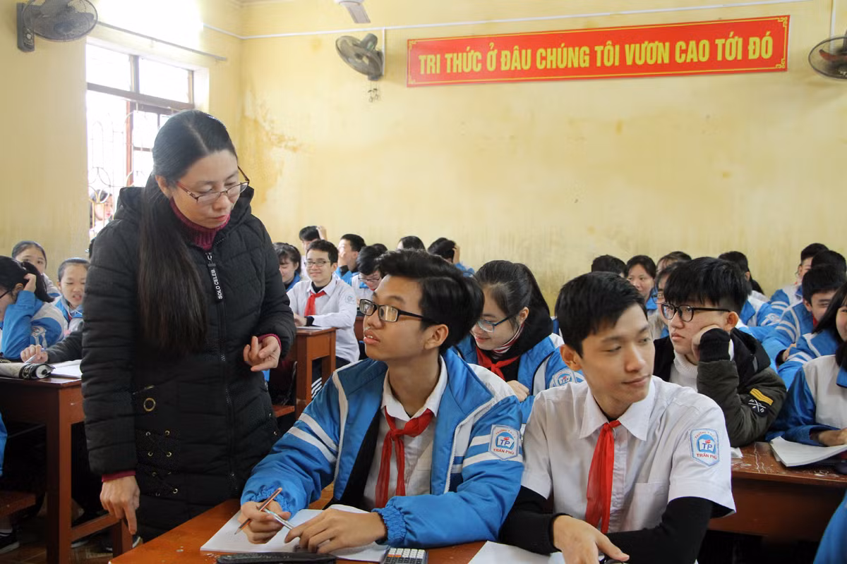 Cô Xuân luôn yêu thương, chia sẻ với học sinh bằng cả trái tim mình (Ảnh: Lã Tiến)