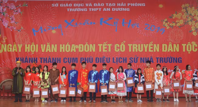 Nhà trường tổ chức trao quà Tết tặng các học sinh có hoàn cảnh khó khăn (Ảnh: Hoàng Tùng)