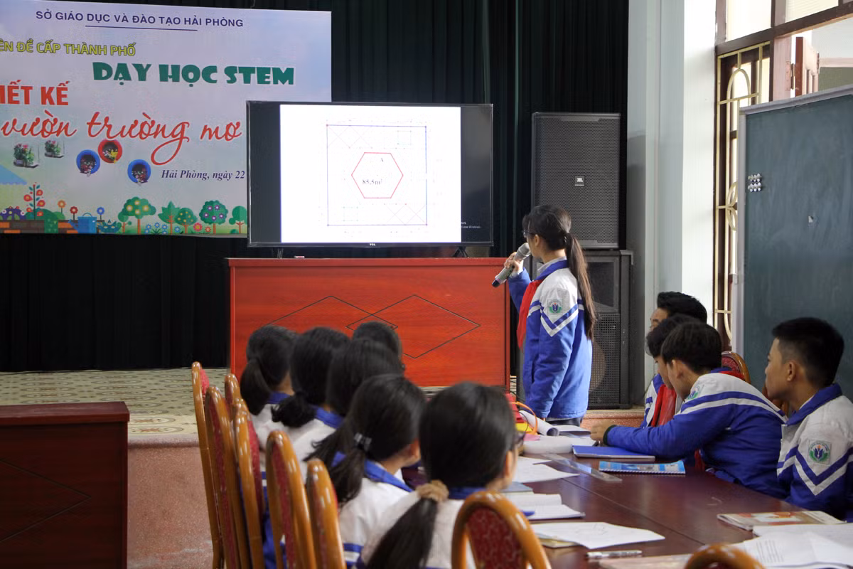 Học sinh trình bày ý tưởng thiết kế sản phẩm vườn trường mơ ước (Ảnh: Lã Tiến)