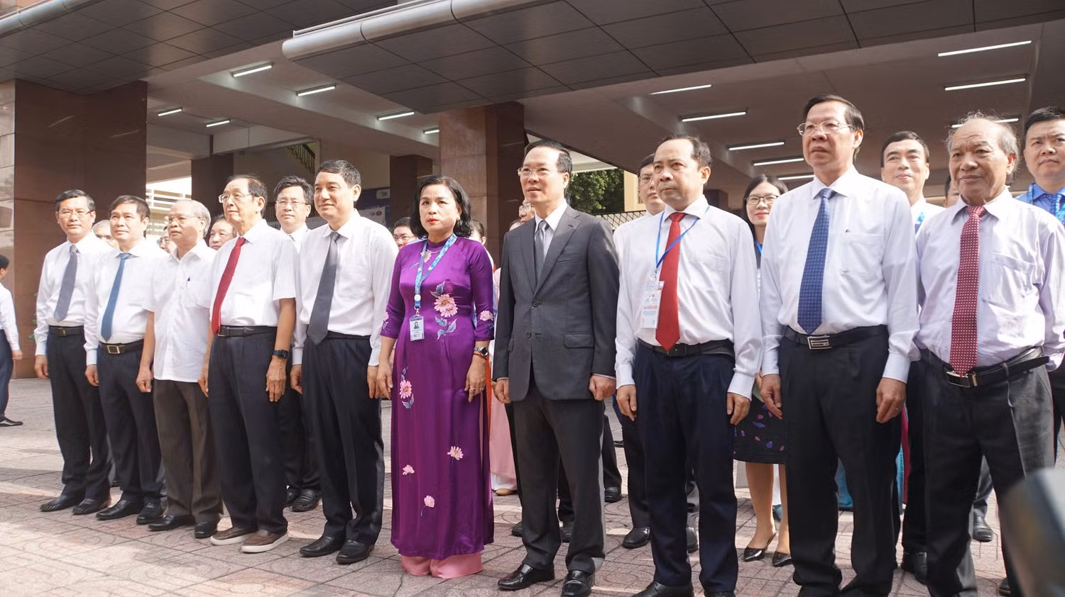 Chủ tịch nước Võ Văn Thưởng và các đại biểu tham dự thực hiện nghi thức dâng hoa (ảnh: V.D) Chủ tịch nước Võ Văn Thưởng và các đại biểu tham dự thực hiện nghi thức dâng hoa (ảnh: V.D)