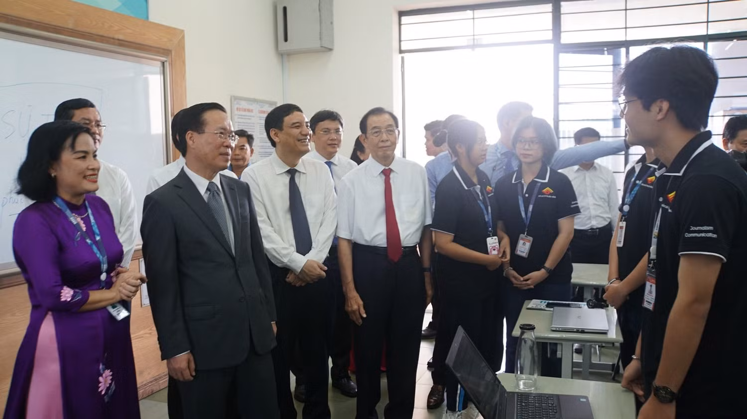 Chủ tịch nước thăm sinh viên khoa Báo chí và Truyền thông của nhà trường (ảnh: V.D) Chủ tịch nước thăm sinh viên khoa Báo chí và Truyền thông của nhà trường (ảnh: V.D)