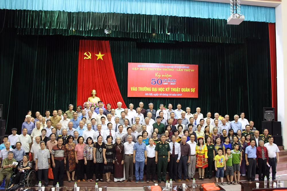 Cuộc gặp mặt sau 50 năm ngày nhập trường (Ảnh: Lại Cường)