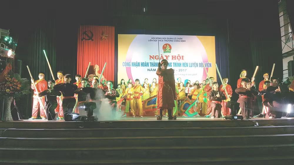 Tiếp thu bài học và thể hiện sinh động ngay trên sân khấu (Ảnh Trường Trương Công Định) Tiếp thu bài học và thể hiện sinh động ngay trên sân khấu (Ảnh Trường Trương Công Định)