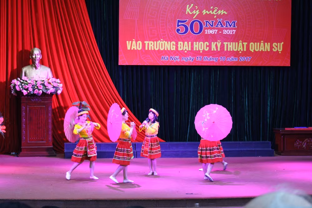 Tiết mục của nhữn người đồng đội hát cho nhau nghe (Ảnh: Lại Cường)
