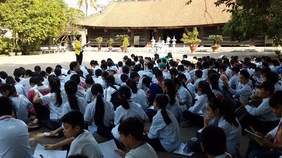 Lớp học trải nghiệm ngay tại đình Kênh (Ảnh: Trường Trương Công Định) Lớp học trải nghiệm ngay tại đình Kênh (Ảnh: Trường Trương Công Định)