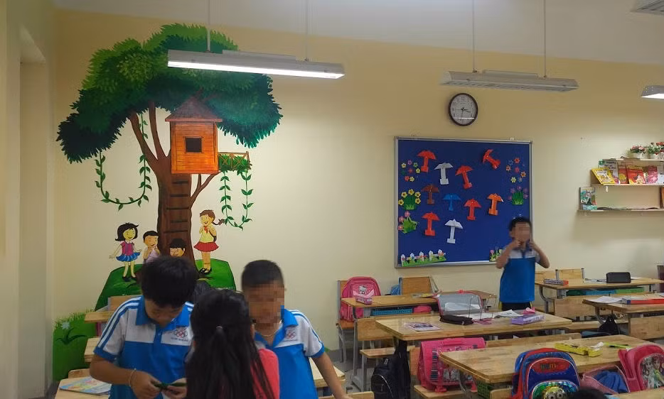 Việc trang trí lớp học có sự đồng thuận giữa cha mẹ học sinh và cô giáo (Ảnh: Lại Cường)