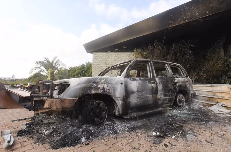 Libya (12/9): Một chiếc xe bị bốc cháy tại đại sứ quán Hoa Kỳ ở thành phố Benghazi, Lybia sau khi bị khủng bố tấn công hôm 12 tháng 9. Libya (12/9): Một chiếc xe bị bốc cháy tại đại sứ quán Hoa Kỳ ở thành phố Benghazi, Lybia sau khi bị khủng bố tấn công hôm 12 tháng 9.