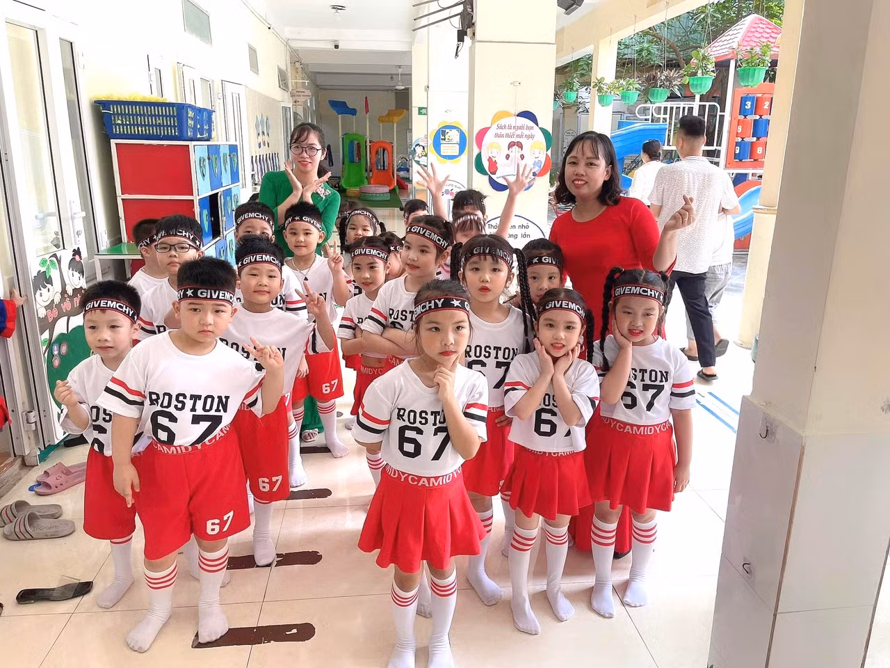 Cô và trò Trường mầm non Trần Thành Ngọ (Ảnh: NTCC)