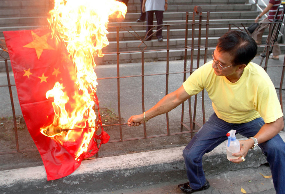 Giới truyền thông Trung Quốc đăng tải hình ảnh một "người đàn ông Philippines quá khích" đốt cờ Trung Quốc để phản đối nhà cầm quyền nước này đưa tàu thuyền ra Scarborough và cản trở, ngăn cấm hoạt động của ngư dân Philippines Giới truyền thông Trung Quốc đăng tải hình ảnh một "người đàn ông Philippines quá khích" đốt cờ Trung Quốc để phản đối nhà cầm quyền nước này đưa tàu thuyền ra Scarborough và cản trở, ngăn cấm hoạt động của ngư dân Philippines