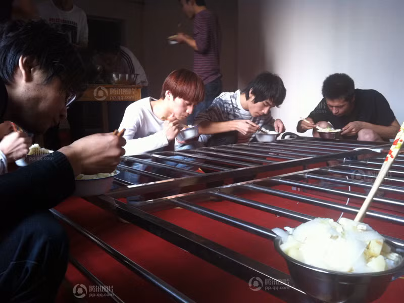 Bữa trưa đạm bạc của những người bán thận với giá "cắt cổ", 40 tệ/ngày chỉ có 2 món rau