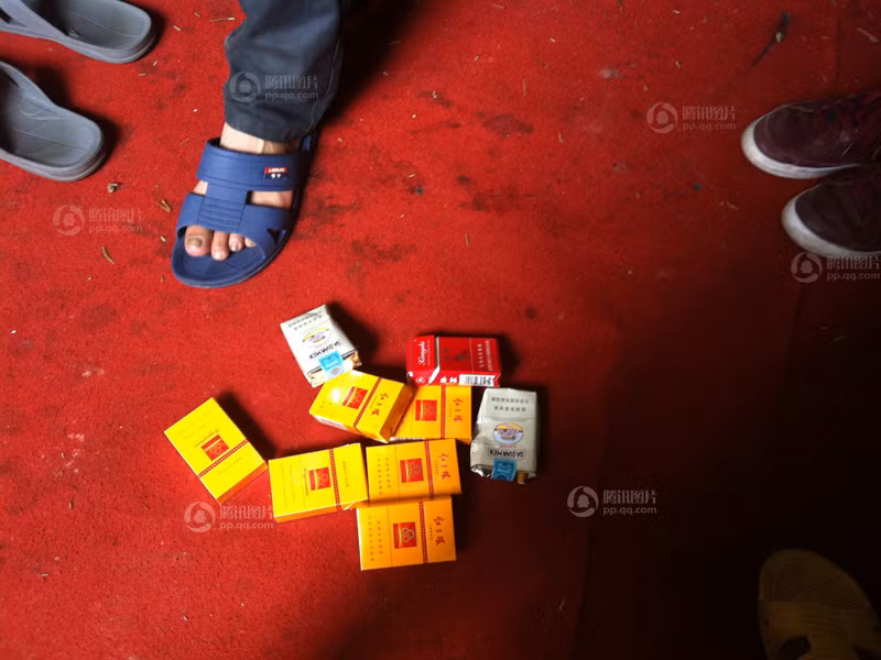 Hút thuốc, đánh bài, xem ti vi, hoặc nằm ngủ là những gì họ có thể làm trong lúc chờ đợi
