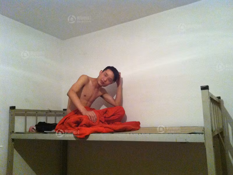 Đào, một thanh niên quê An Huy, 7 tuổi bố mẹ bỏ nhau, không ai quan tâm ngó ngàng đến: "Mình bán thận không phải vì thiếu tiền hay vay nợ, mà chỉ đơn giản mong muốn có tiền để cuộc sống dễ chịu hơn chút"