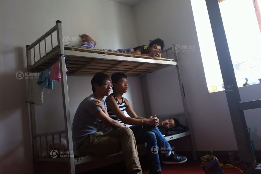 Đội quân bán thận được tập trung ăn ở một chỗ như ký túc xá sinh viên, một phòng 10 giường tầng, 20 người chờ đợi