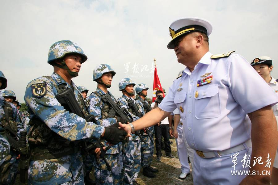 Lãnh đạo đoàn Thái Lan bắt tay binh sĩ Trung Quốc