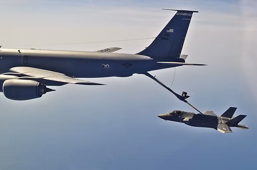 Thực hiện tiếp dầu trên không trung cho F - 35 ngày 11/4 Thực hiện tiếp dầu trên không trung cho F - 35 ngày 11/4