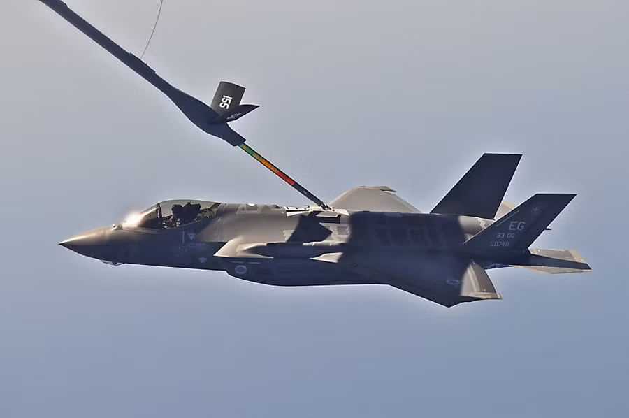 Thực hiện tiếp dầu trên không trung cho F - 35 ngày 11/4 Thực hiện tiếp dầu trên không trung cho F - 35 ngày 11/4