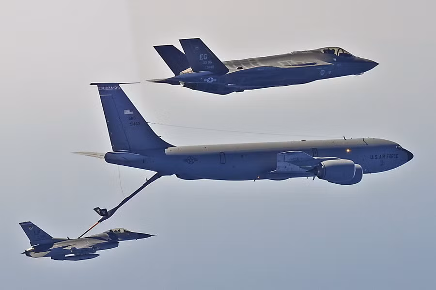 Thực hiện tiếp dầu trên không trung cho F - 35 ngày 11/4 Thực hiện tiếp dầu trên không trung cho F - 35 ngày 11/4