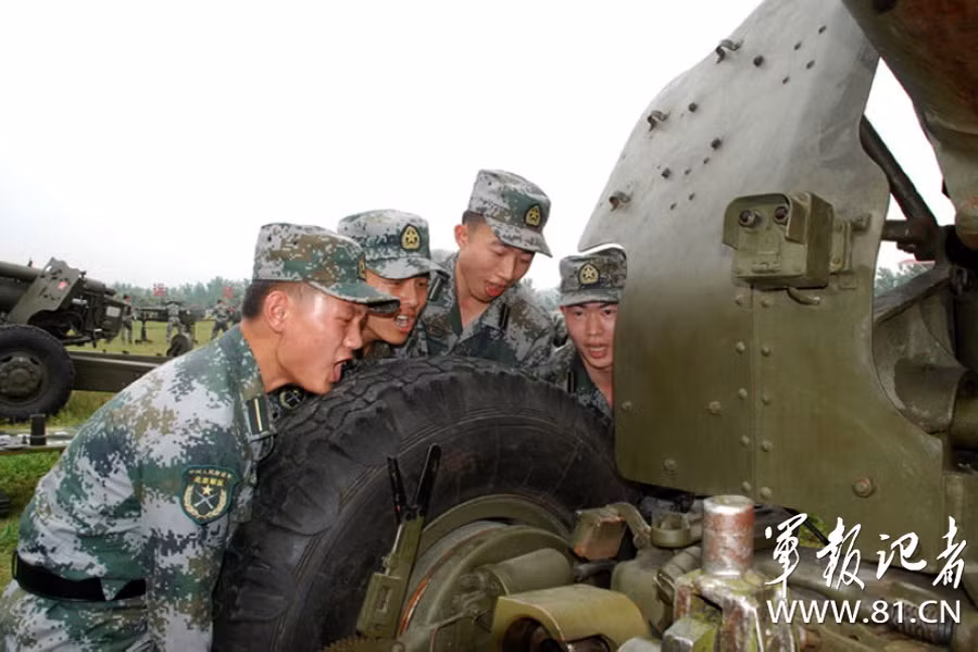Tháo lắp khí tài quân sự