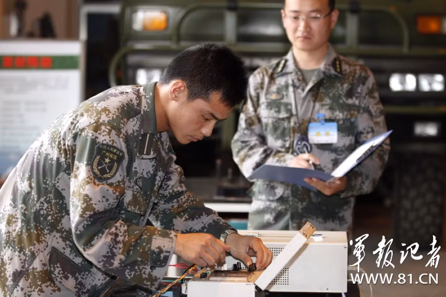 Tháo lắp khí tài điện tín quân sự