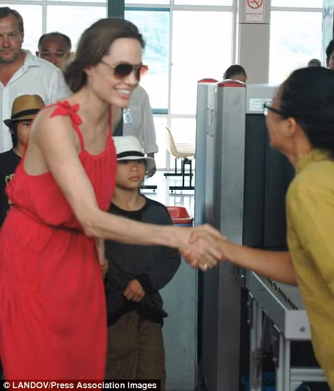 Dù phải đối mặt với nhiều vấn đề về sức khỏe nhưng cô luôn tươi cười, thân thiện và tràn đầy năng lượng sống.