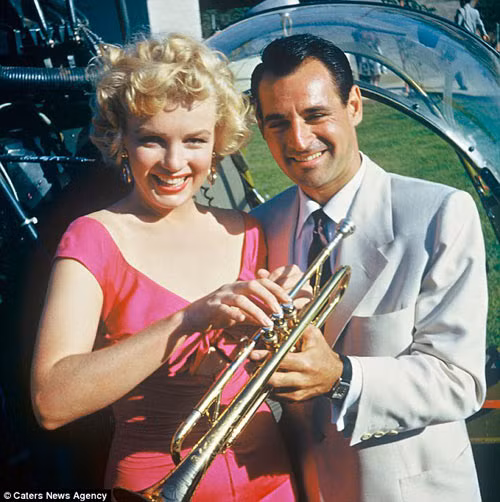 Marilyn được Ray dạy chơi đàn