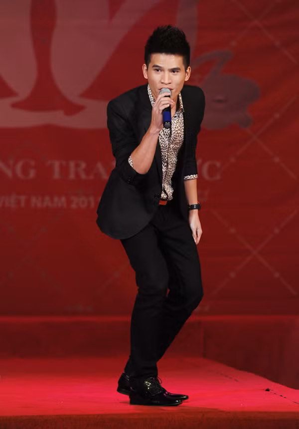 Quốc Thiên với phong cách lịch lãm quen thuộc trên sân khấu.