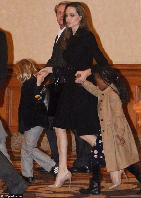 Angelina Jolie bị chê vì cho con nối tóc