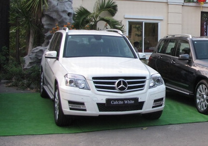 3. Phương Linh – Mercedes GLK. Chiếc xe Mercedes GLK của Phương Linh Ca sỹ Phương Linh vừa trở thành thành viên thứ 18 của CLB người nổi tiếng sử dụng thương hiệu Mercedes. Để sở hữu chiếc xe danh tiếng này, Phương Linh phải bỏ ra 1,5 tỉ VNĐ. Mercedes GLK là dòng xe đa năng có thể thích nghi với đường xá nội đô cũng như vùng đồi núi của Việt Nam.