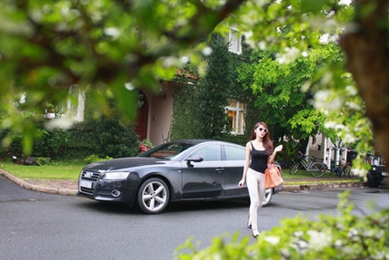 2. Thủy tiên - Audi A5 Sportback. Thủy Tiên bên chiếc Audi A5 màu đe. Bạn gái của tiền đạo đội tuyển Việt Nam Lê Công Vinh hồi tháng 3/2011 đã trình làng chiếc Audi A5 Sportback màu đen cô mới sắm với giá xấp xỉ 150.000 USD (khoảng 3 tỉ VNĐ). Thủy Tiên cho biết, cô đã ấp ủ việc sở hữu một chiếc xế hộp đẳng cấp từ khá lâu và giờ mới thực hiện được. Chiếc xe sẽ là phương tiện để cô đi lưu diễn dễ dàng hơn.