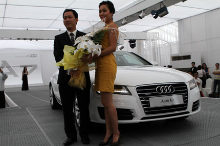 5. Ngô Phương Lan – Audi A7. Hoa hậu Ngô Phương Lan bỏ 3,1 tỉ VNĐ để sở hữu Audi A7 Hồi tháng 8/2011, Hoa Hậu Ngô Phương Lan cũng trở thành khách hàng đầu tiên sở hữu mẫu xe thể thao Audi A7 Sportback với giá tiền 3,1 tỉ VNĐ. Cô hiện giữ vai trò là đại sứ thương hiệu của Audi tại Việt Nam. Đây là mẫu xe mới được Audi giới thiệu với khách hàng Việt nam và là mẫu xe thứ 6 mà Audi Việt am phân phối.