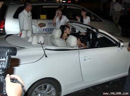 7. Trà Ngọc Hằng - Lexus IS 250C. 2 tháng sau, những người có mặt tại Trung tâm Hội nghị White Palace TPHCM lại được phen trầm trồ với khả năng chịu chơi của các “sao” nữ. Á hậu hoàn cầu 2011 Trà Ngọc Hằng xuất hiện đẹp lộng lẫy bên chiếc xe Lexus IS 250C. Được biết, chiếc xe này khi về tới Việt Nam có giá bán 115.000 USD (tương đương 2,3 tỉ VNĐ). Chiếc Lexus màu trắng của Trà Ngọc Hằng